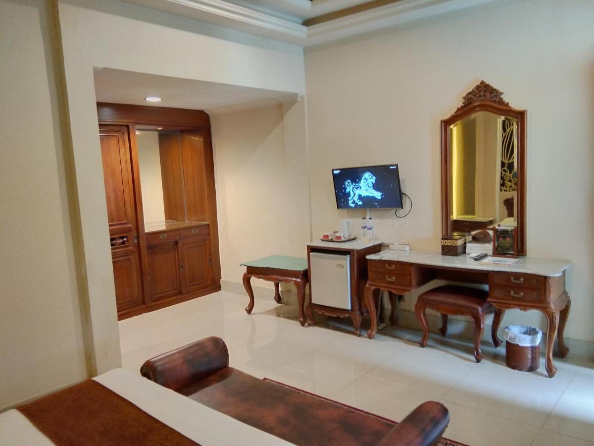 Hotel Indah Palace Джокьякарта Экстерьер фото