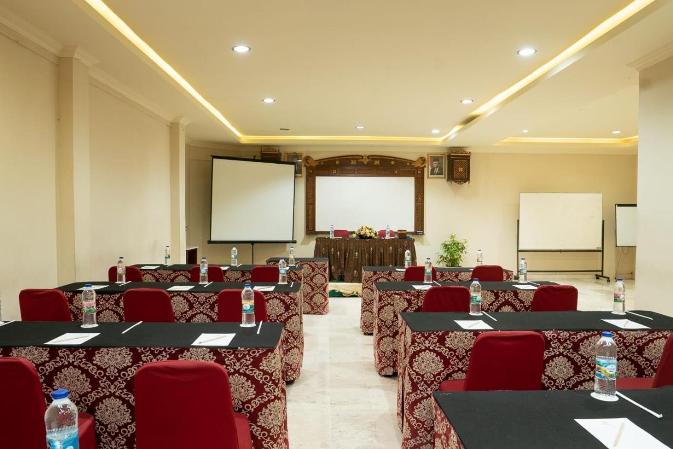 Hotel Indah Palace Джокьякарта Экстерьер фото