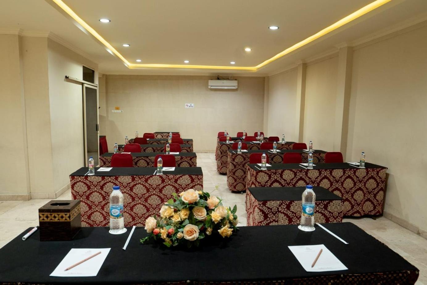 Hotel Indah Palace Джокьякарта Экстерьер фото